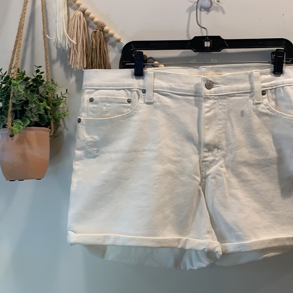 NWT levi mid-length distressed  white shorts - Picture 6 of 7